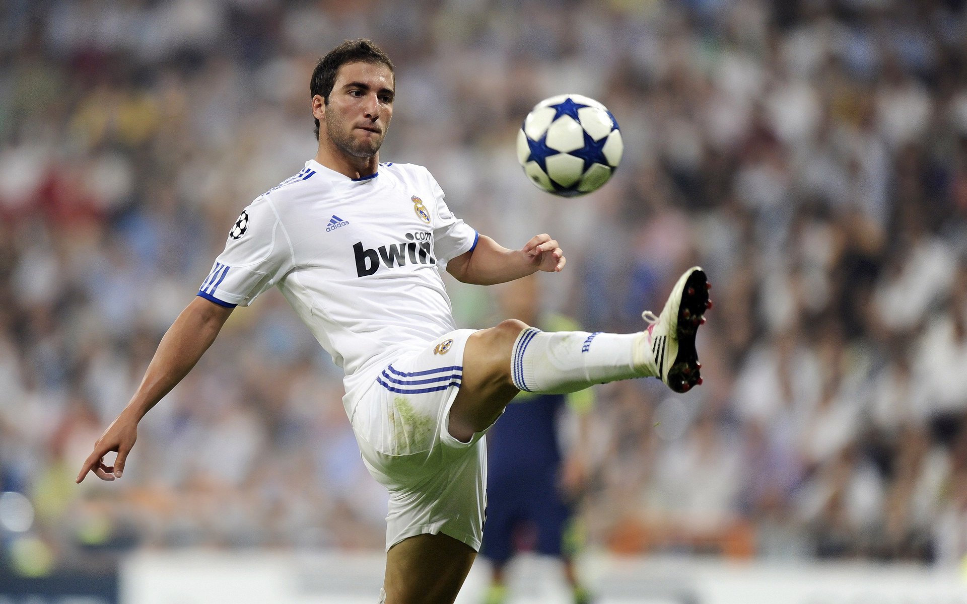 C罗在老鹰比赛中回归赛场，惊险取胜引发热议！