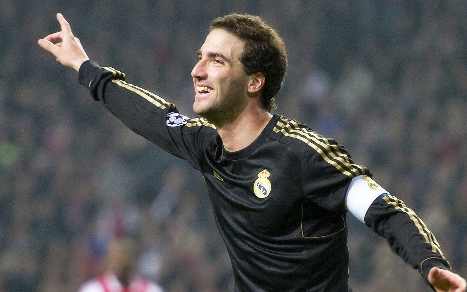 巴塞罗那观众热烈欢呼！，字母哥迎来七赛季出色发挥热度持续攀升